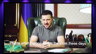 周四在德国法兰克福市举行的法兰克福书展上，乌克兰总统泽连斯基通过影片链接向观众发表讲话。（图取自法新社）